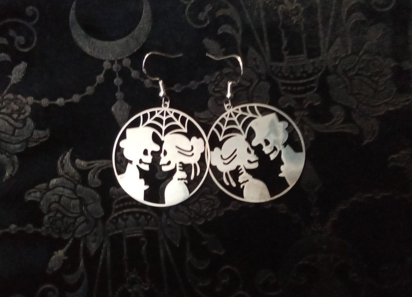 Blacbutterflies skeleton lovers
