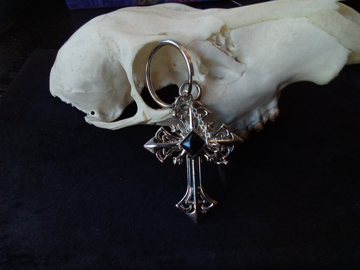 Blacbutterflies key ring black stone cross