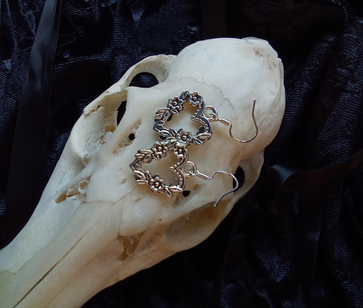 Blacbutterflies posy heart earrings