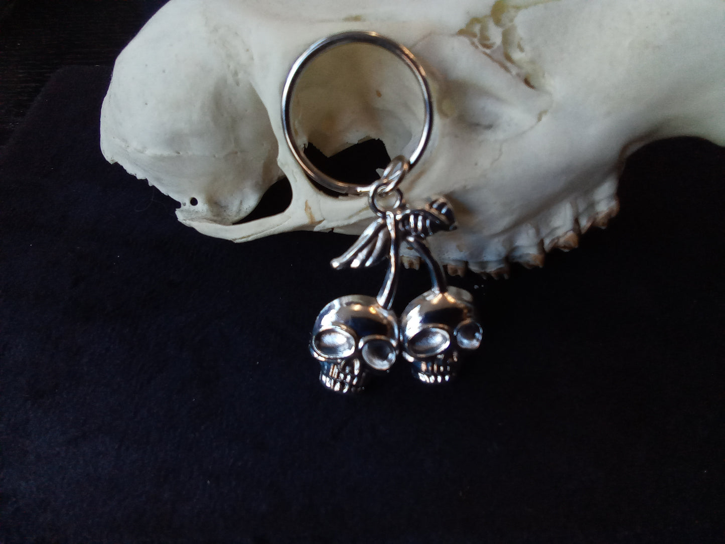 Blacbutterflies cherry skulls keyring